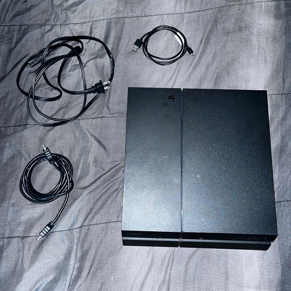 Sony Playstation 4 - Picture 1 of 5